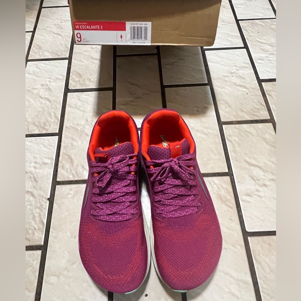 Altra Escalante 3 running shoes fuschia size 9